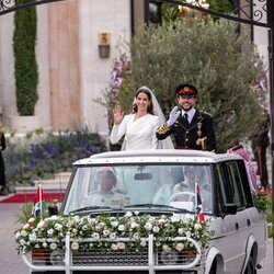 Hussein y Rajwa de Jordania saludando desde el coche durante su boda