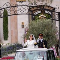 Hussein y Rajwa de Jordania saludando desde el coche durante su boda