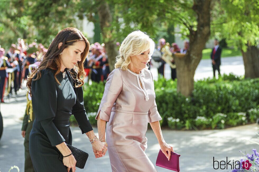 Jill Biden y Ashley Biden a su llegada a la boda de Hussein y Rajwa de Jordania