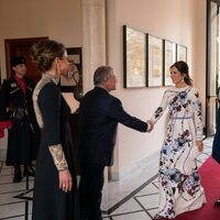 Federico y Mary de Dinamarca saludan a Abdalá y Rania de Jordania en la boda de Hussein y Rajwa de Jordania