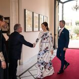 Federico y Mary de Dinamarca saludan a Abdalá y Rania de Jordania en la boda de Hussein y Rajwa de Jordania