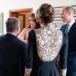 El Príncipe Guillermo y Kate Middleton hablando con Abdalá y Rania de Jordania en la boda de Hussein y Rajwa de Jordania