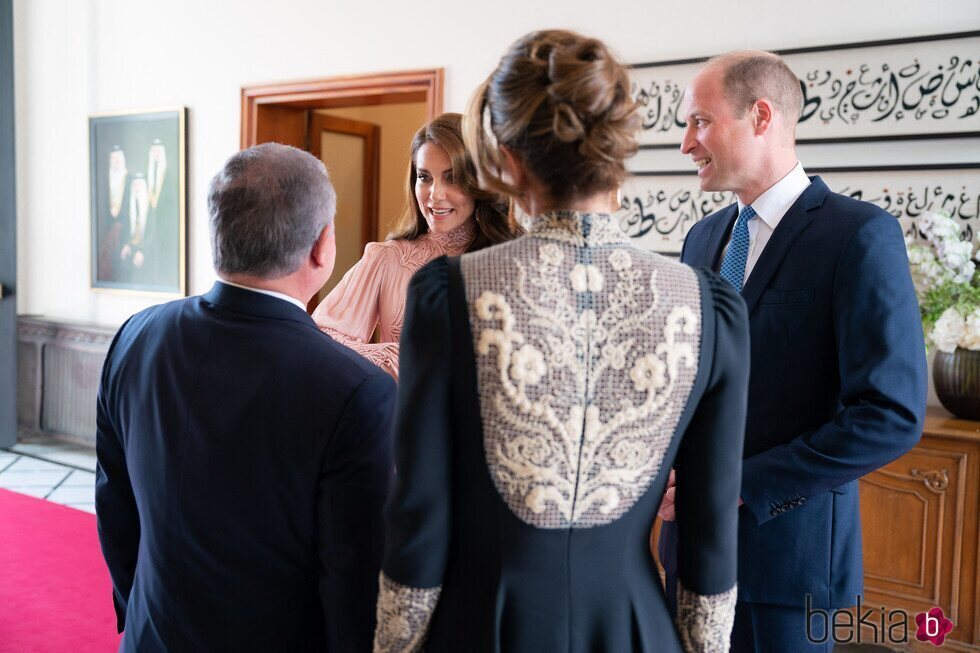 El Príncipe Guillermo y Kate Middleton hablando con Abdalá y Rania de Jordania en la boda de Hussein y Rajwa de Jordania
