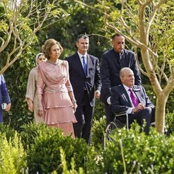 El Rey Juan Carlos en silla de ruedas y la Reina Sofía en la boda de Hussein y Rajwa de Jordania