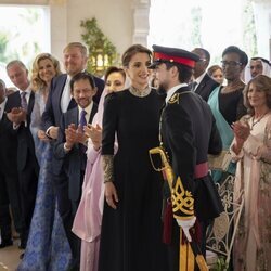 Felipe de Bélgica, los Reyes de Holanda y Rania de Jordania miran a Hussein de Jordania a su llegada a su boda con Rajwa