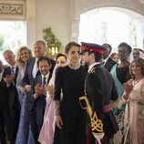 Felipe de Bélgica, los Reyes de Holanda y Rania de Jordania miran a Hussein de Jordania a su llegada a su boda con Rajwa