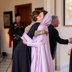 Rania de Jordania abraza a la madre de Rajwa en la boda de Hussein y Rajwa de Jordania