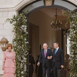 La Reina Sofía, el Rey Juan Carlos y Vicente García Mochales con un maletín en la boda de Hussein y Rajwa de Jordania