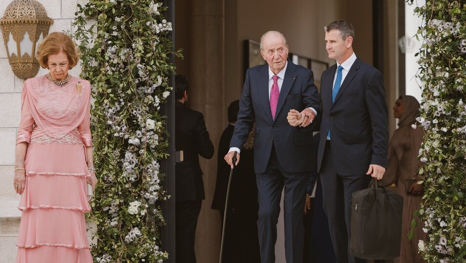 La Reina Sofía, el Rey Juan Carlos y Vicente García Mochales con un maletín en la boda de Hussein y Rajwa de Jordania