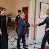 Haakon de Noruega saluda a Abdalá y Rania de Jordania en la boda de Hussein y Rajwa de Jordania