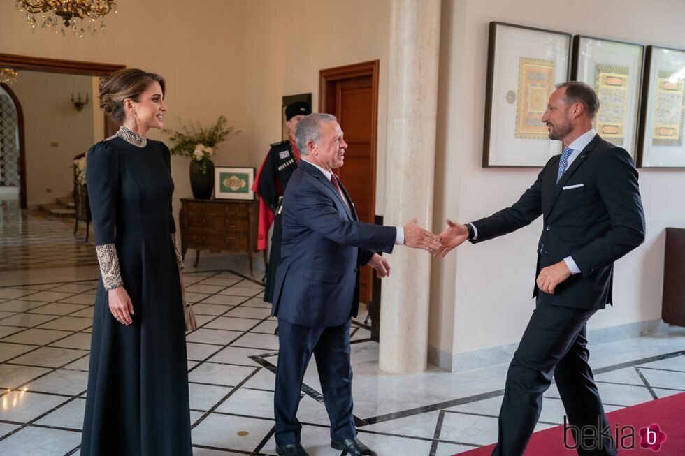 Haakon de Noruega saluda a Abdalá y Rania de Jordania en la boda de Hussein y Rajwa de Jordania