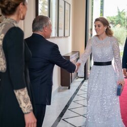 Beatriz de York y Edoardo Mapelli Mozzi saludan a Abdalá y Rania de Jordania en la boda de Hussein y Rajwa de Jordania