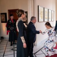 Mary de Dinamarca hace la reverencia a Abdalá de Jordania en la boda de Hussein y Rajwa de Jordania