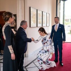 Mary de Dinamarca hace la reverencia a Abdalá de Jordania en la boda de Hussein y Rajwa de Jordania