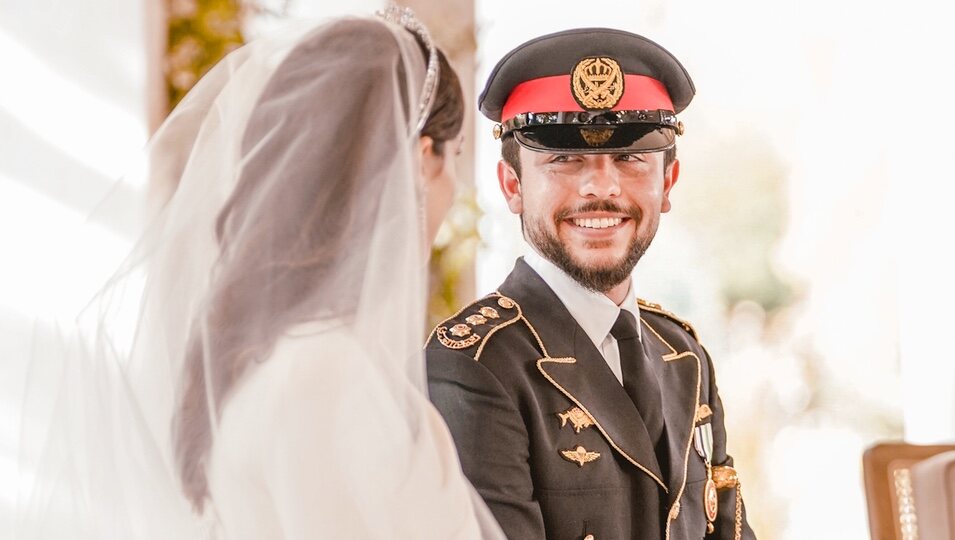 Hussein y Rajwa de Jordania se dedican una tierna mirada en su boda