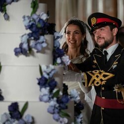 Hussein y Rajwa de Jordania con su tarta de bodas