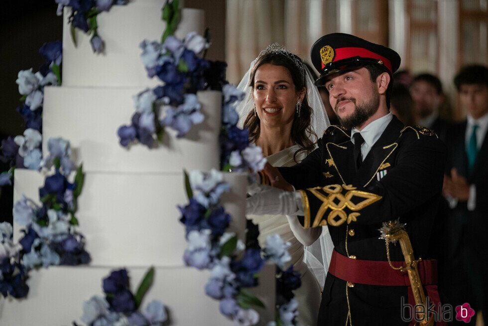 Hussein y Rajwa de Jordania con su tarta de bodas