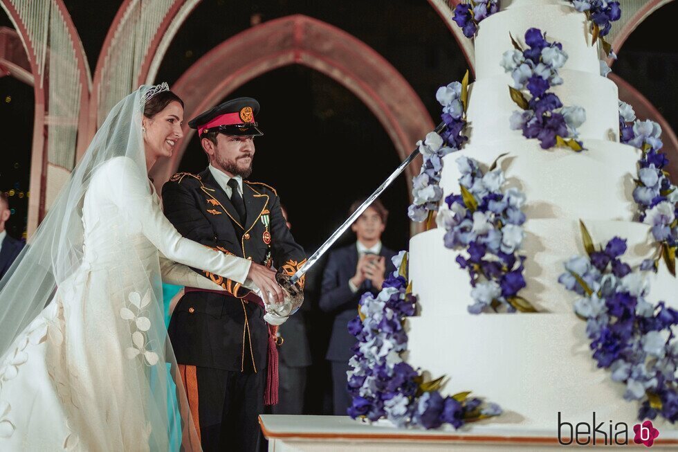 Hussein y Rajwa de Jordania cortando su tarta de bodas