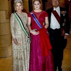 Guillermo Alejandro y Máxima de Holanda y su hija Amalia de Holanda en la recepción por la boda de Hussein y Rajwa de Jordania