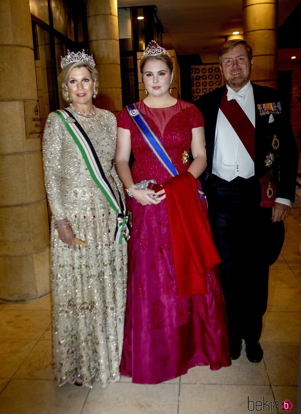 Guillermo Alejandro y Máxima de Holanda y su hija Amalia de Holanda en la recepción por la boda de Hussein y Rajwa de Jordania