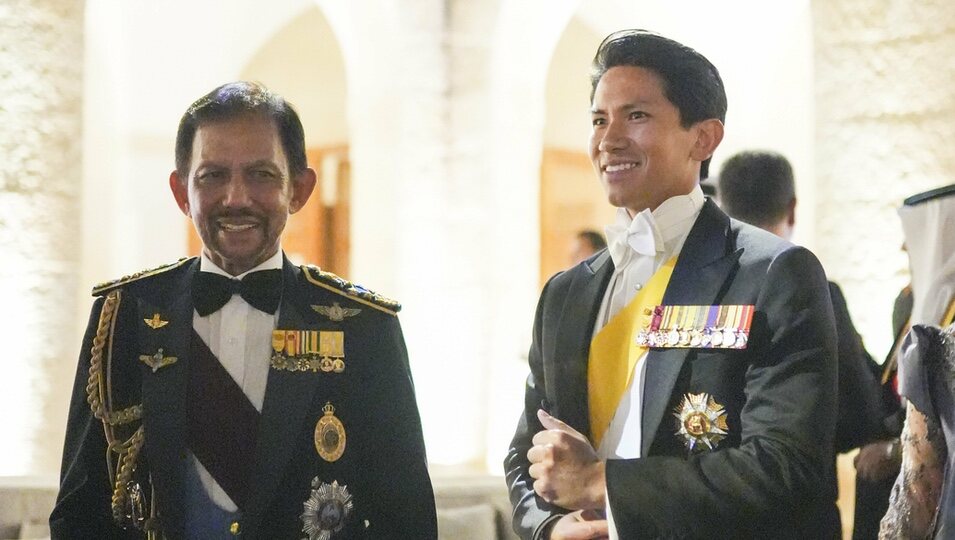 El Sultán de Brunei y su hijo Mateen de Brunei en la recepción por la boda de Hussein y Rajwa de Jordania