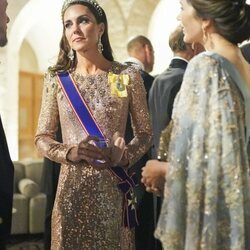 Kate Middleton con la tiara Lover's Knot hablando con Federico y Mary de Dinamarca en la recepción por la boda de Hussein y Rajwa de Jordania