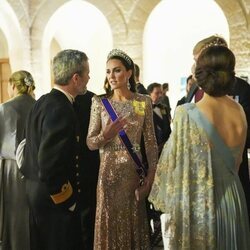 Kate Middleton hablando con Federico y Mary de Dinamarca y con Guillermo Alejandro de Holanda en la recepción por la boda de Hussein y Rajwa de Jordania