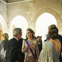 Kate Middleton hablando con Federico y Mary de Dinamarca y con Guillermo Alejandro de Holanda en la recepción por la boda de Hussein y Rajwa de Jordania