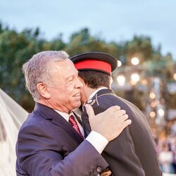 Hussein de Jordania abraza a su padre en su boda