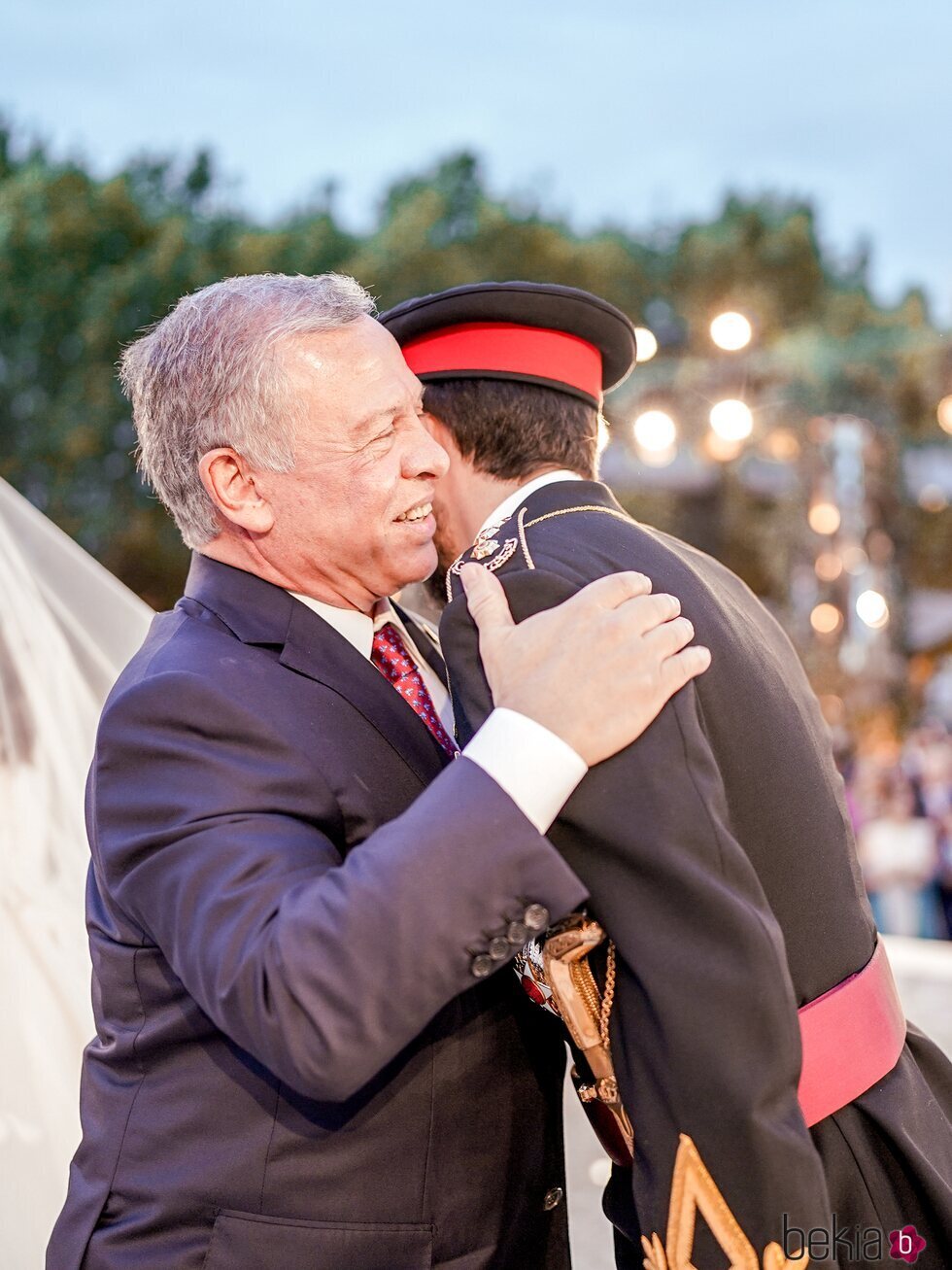 Hussein de Jordania abraza a su padre en su boda