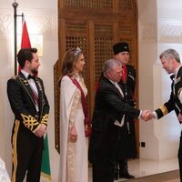 Federico y Mary de Dinamarca saludan a Abdalá y Rania de Jordania en la recepción por la boda de Hussein y Rajwa de Jordania