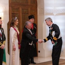Federico y Mary de Dinamarca saludan a Abdalá y Rania de Jordania en la recepción por la boda de Hussein y Rajwa de Jordania