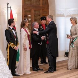 eyes dGuillermo Alejandro y Máxima de Holanda saludan a los Re Jordania y Hussein y Rajwa de Jordania en la recepción por la boda de Hussein y Rajwa de Jor