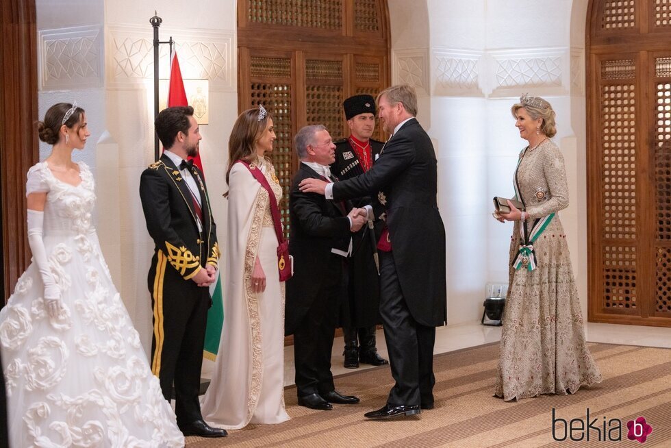 Guillermo Alejandro y Máxima de Holanda saludan a los Reyes de Jordania y Hussein y Rajwa en la recepción por la boda de Hussein y Rajwa de Jordania