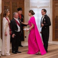 Victoria y Daniel de Suecia saludan a Abdalá y Rania de Jordania en la recepción por la boda de Hussein y Rajwa de Jordania