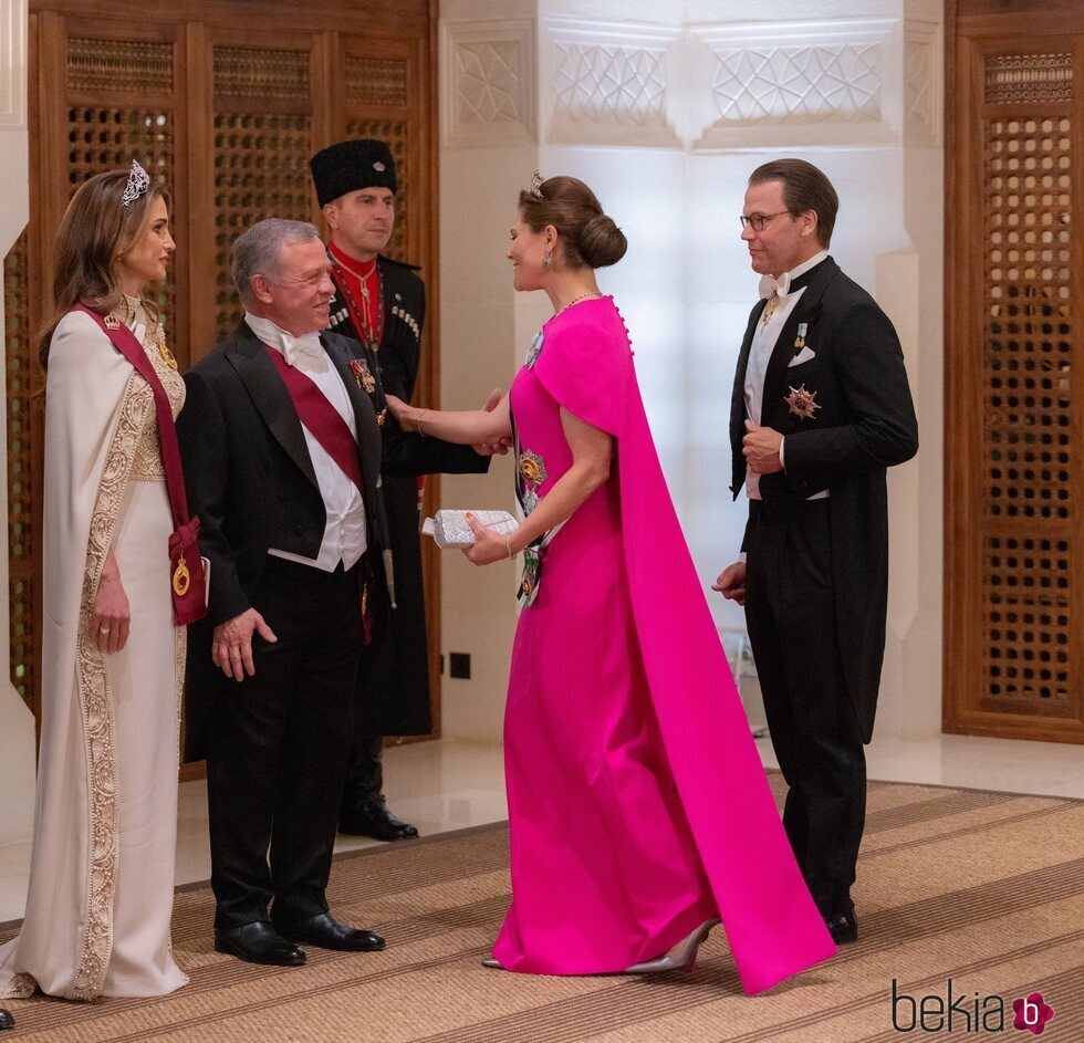 Victoria y Daniel de Suecia saludan a Abdalá y Rania de Jordania en la recepción por la boda de Hussein y Rajwa de Jordania