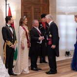 Felipe de Bélgica y Elisabeth de Bélgica saludan a Abdalá, Rania y Hussein y Rajwa de Jordania en la recepción por la boda de Hussein y Rajwa de Jordania