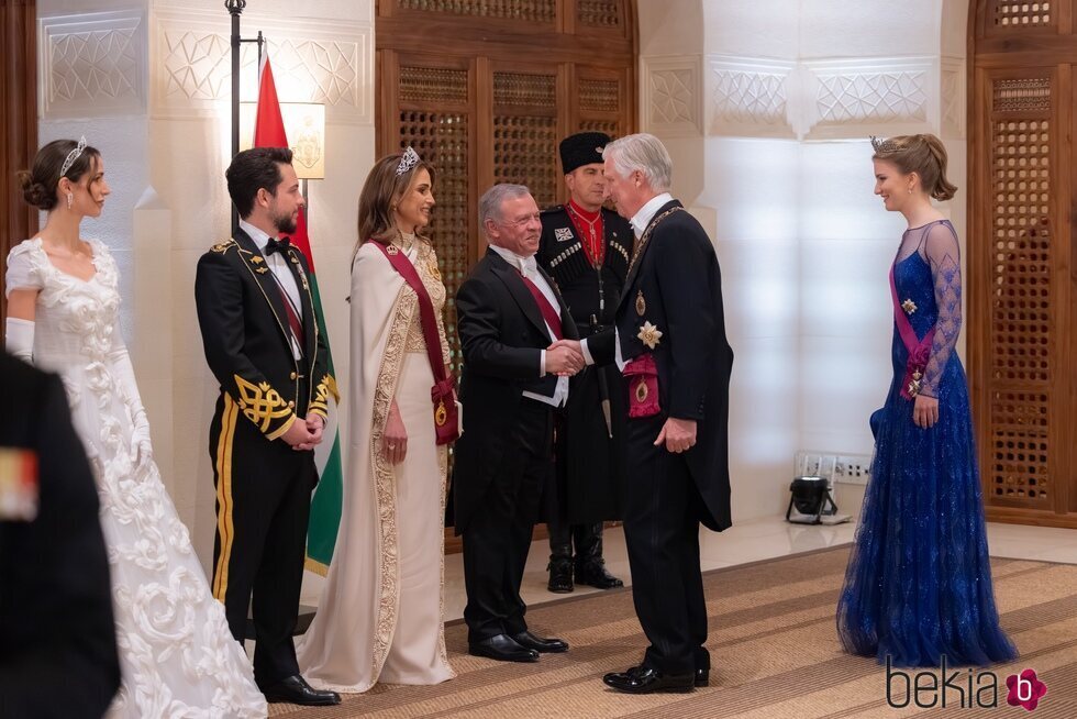 Felipe de Bélgica y Elisabeth de Bélgica saludan a Abdalá, Rania y Hussein y Rajwa de Jordania en la recepción por la boda de Hussein y Rajwa de Jordania