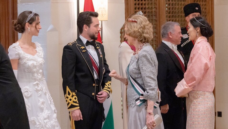 La Reina Sofía y Hussein y Rajwa de Jordania en la recepción por la boda de Hussein y Rajwa de Jordania