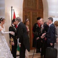 El Rey Juan Carlos saludando a la Familia Real Jordana en la recepción por la boda de Hussein y Rajwa de Jordania