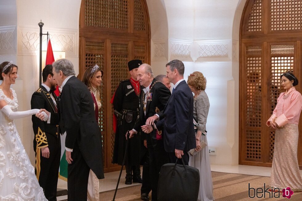 El Rey Juan Carlos saludando a la Familia Real Jordana en la recepción por la boda de Hussein y Rajwa de Jordania