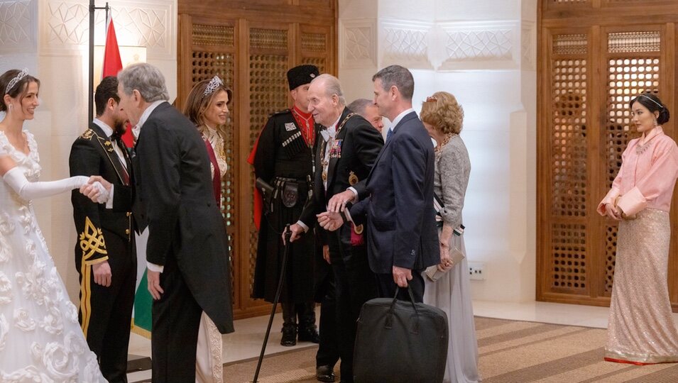 El Rey Juan Carlos saludando a la Familia Real Jordana en la recepción por la boda de Hussein y Rajwa de Jordania