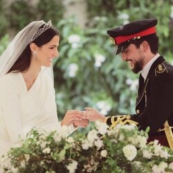 Hussein y Rajwa de Jordania en el intercambio de anillos en su boda