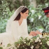 Hussein y Rajwa de Jordania en el intercambio de anillos en su boda