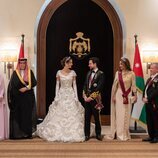 Hussein y Rajwa de Jordania con sus respectivos padres en la recepción de su boda