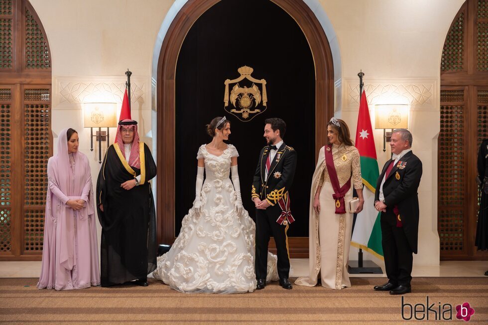 Hussein y Rajwa de Jordania con sus respectivos padres en la recepción de su boda
