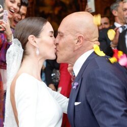 Marta López Álamo y Kiko Matamoros se besan tras convertirse en marido y mujer
