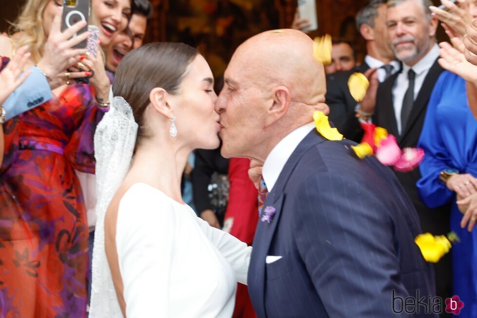 Marta López Álamo y Kiko Matamoros se besan tras convertirse en marido y mujer