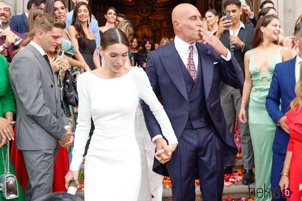 Kiko Matamoros lanza un beso a la gente tras su boda con Marta López Álamo