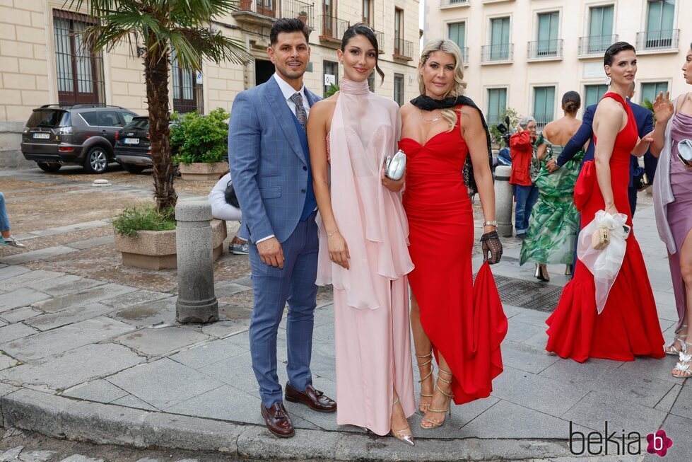Tania Medina, Alejandro Nieto y Ana Luque en la boda de Kiko Matamoros y Marta López Álamo